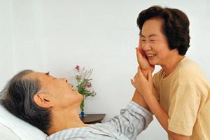 孤独死対策に家庭見守りサービス